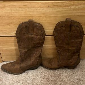 Womens cowboy boots size 9